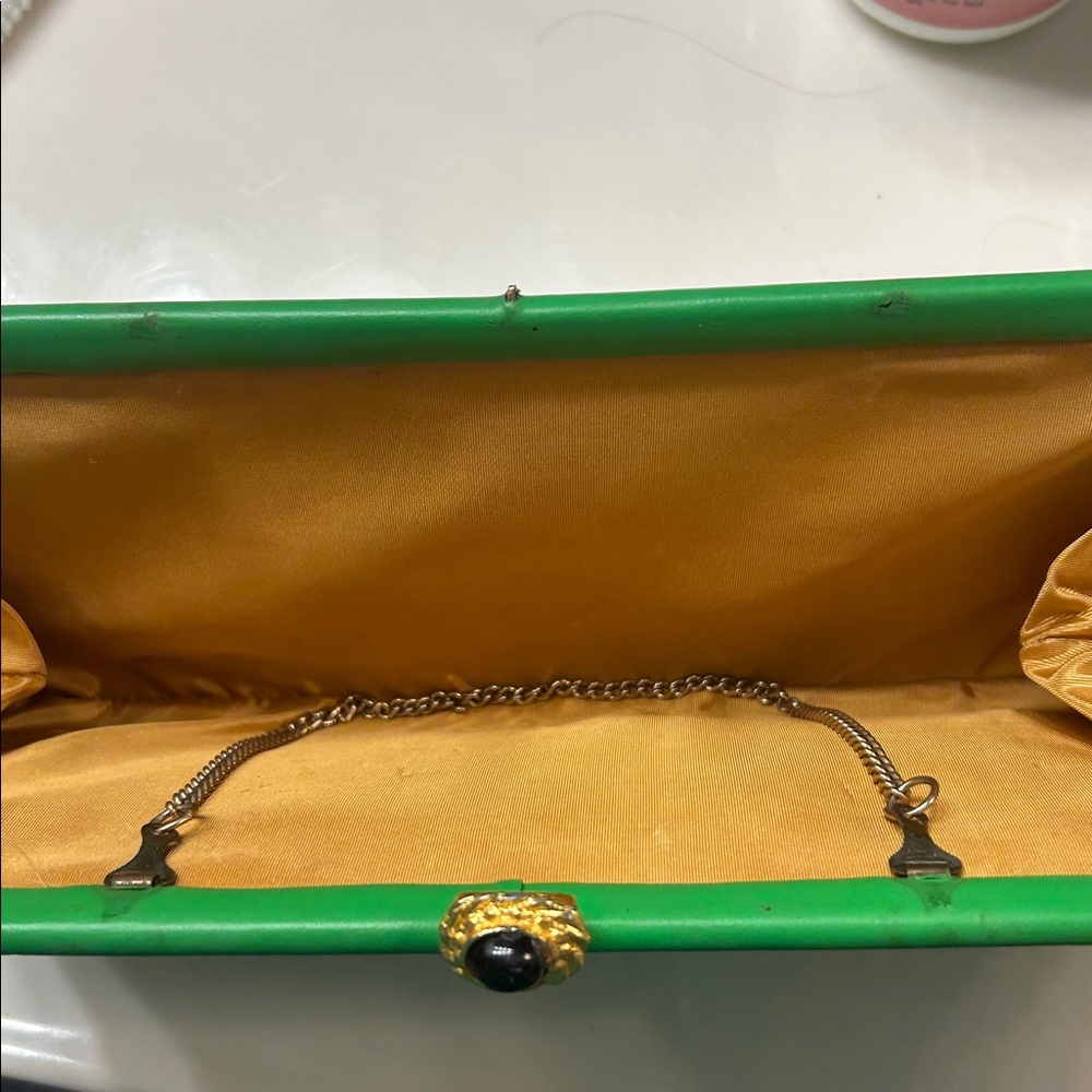 Vintage  60s Elegant Vinyl Green Clutch Bag Purse Gold Chain Medallion Closure - Picture 7 of 11